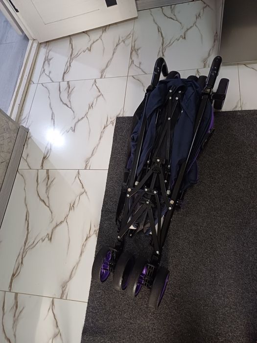 Продаётся прогулочная коляска трость