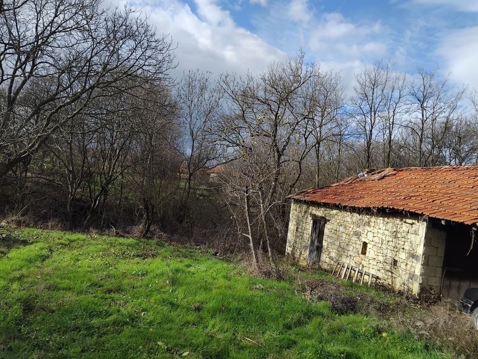 Парцел с постройка с близост до центъра