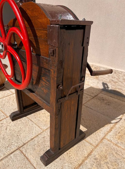 Старинна машина за ронене на царевица