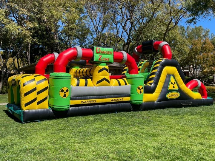 Надуваем замък DANGER ZONE под наем