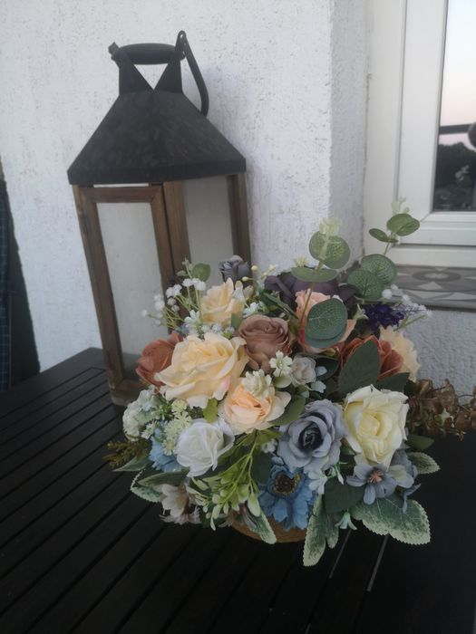 Аранжировки за маса от изкуствени цветя