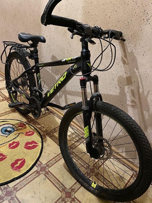 В хорошем состоянии, аккуратно использовался.
Едет плавно, всё работае