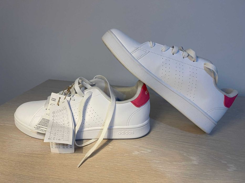 Adidas- Noi, cu etichetă.