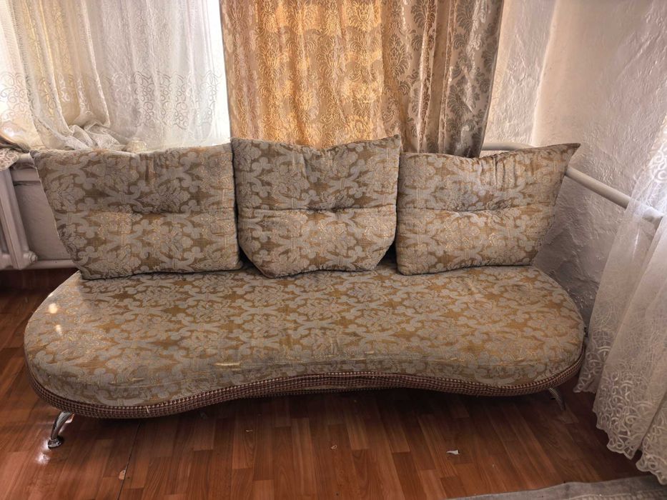 Продам диван, 2 кресла и 2 пуфика