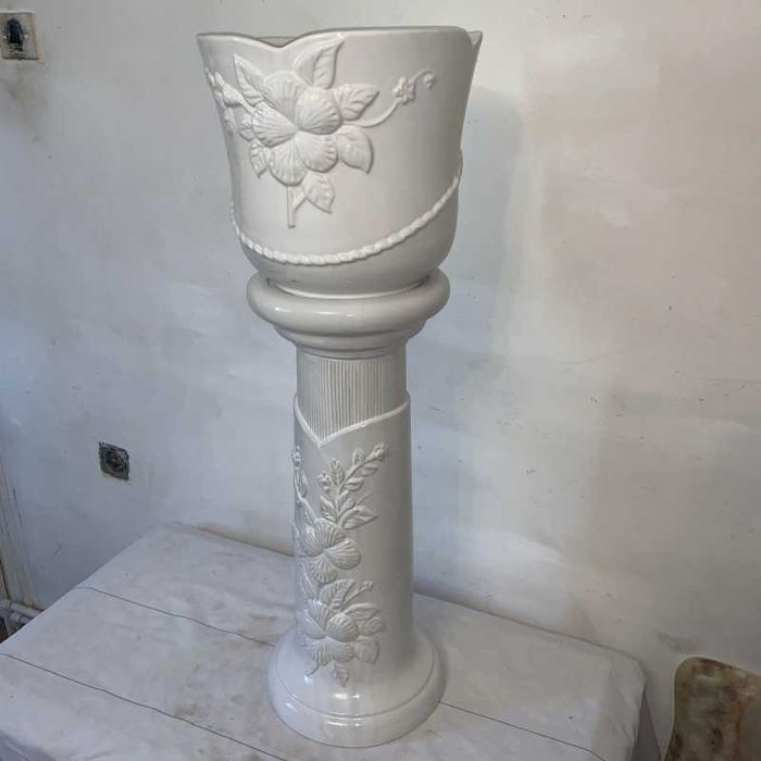 Ghiveci cu piedestal din portelan