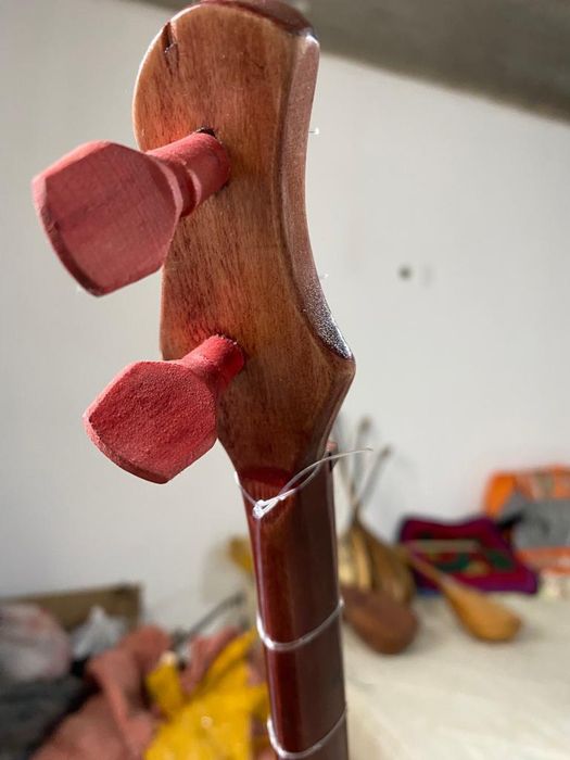 Казахский инструмент -домбра