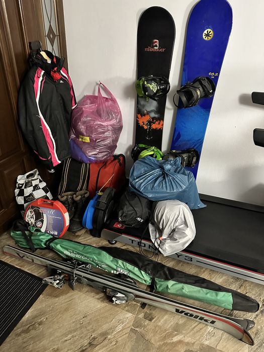 sapca New Era, costum,pantaloni schiuri, casca,placa snowboard, skiuri