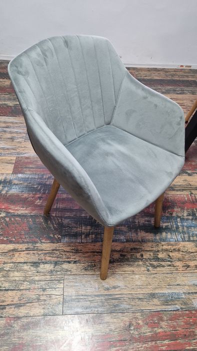 Vand mobilier aproape nou