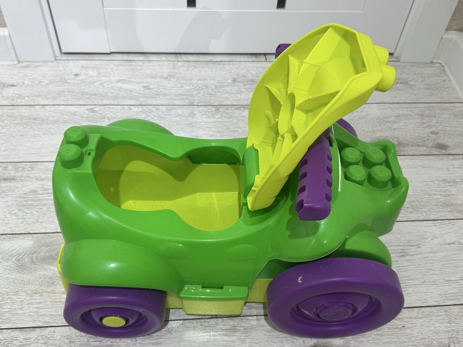 Продается машинка Мегаблокс