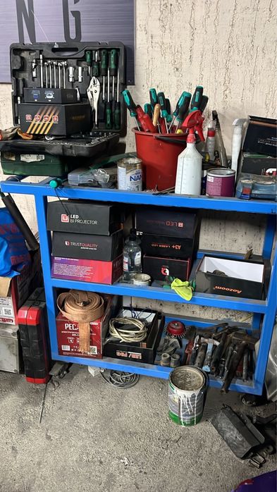 Продам столик на колесиках