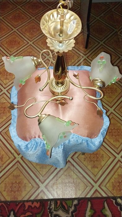 Люстра для квартиры, три плафона, стекло, отличное состояние