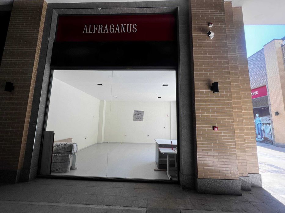 Сдаётся срочно угловое 35м² с витражами с 2 сторон — 500$