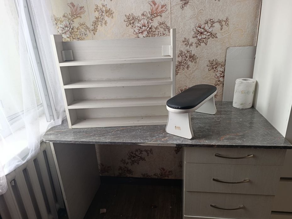 Продам стол , подлокотник и полку для лаков .