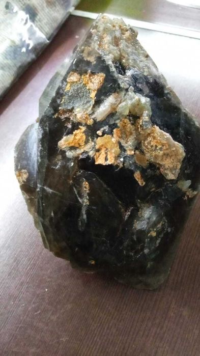 Морион большого размера кристалл