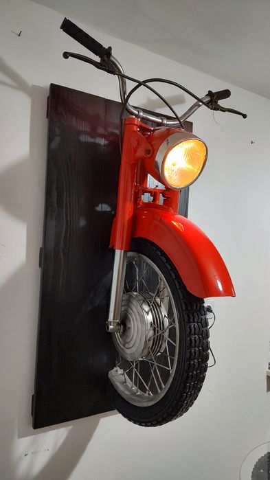 Модерна и стилна нощна лампа от ретро мотор излизащ от стена