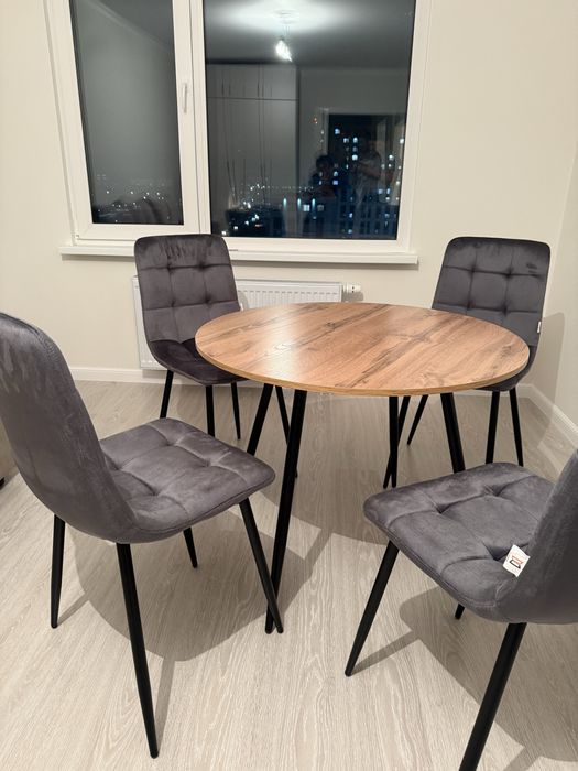 Стол со стульями + диван. В подарок пуфик.