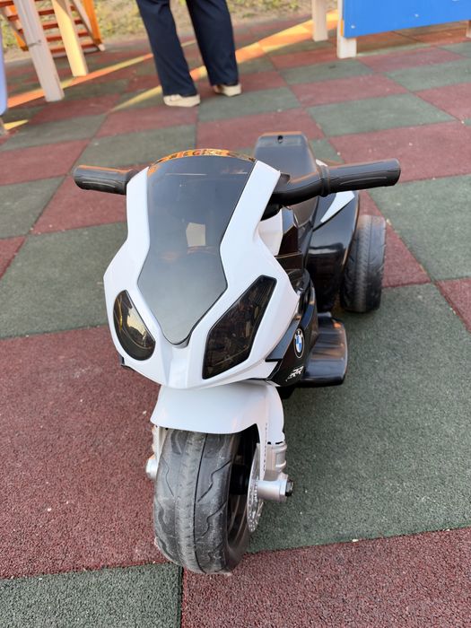 Vând motocicletă electrică pentru copii, model BMW S1000RR, ideală pentru cei mici, aproximativ 1–2 ani.