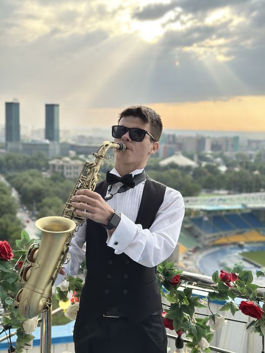 Саксофонист Ladislao | Живая музыка | Музыкант