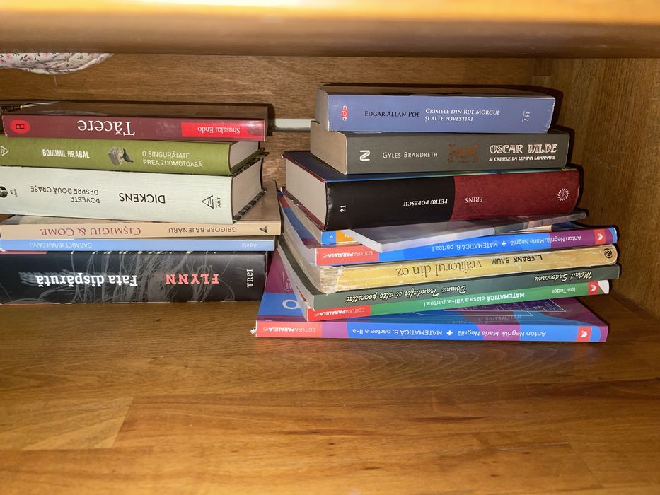 Intre 50-60 carti noi sau foarte putin uzate si in romana si in engl