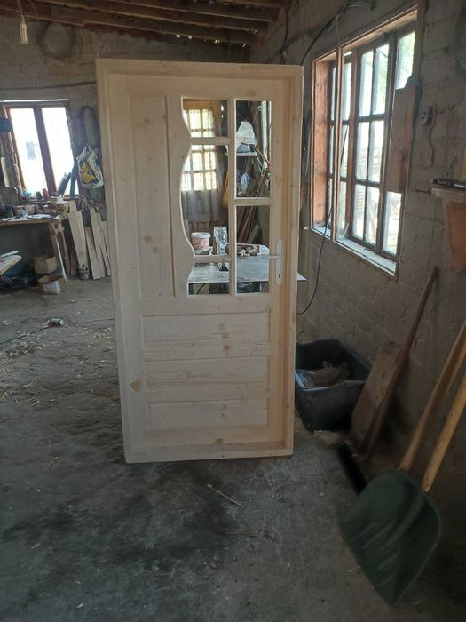 Usi din lemn la comanda