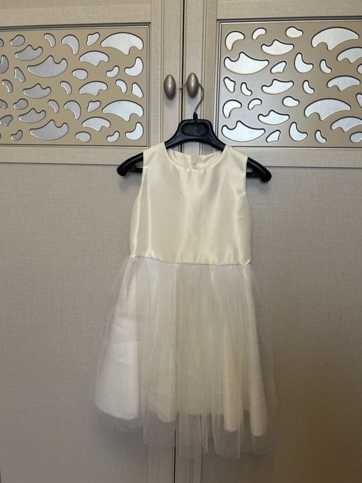 Ақ көйлек сатылады