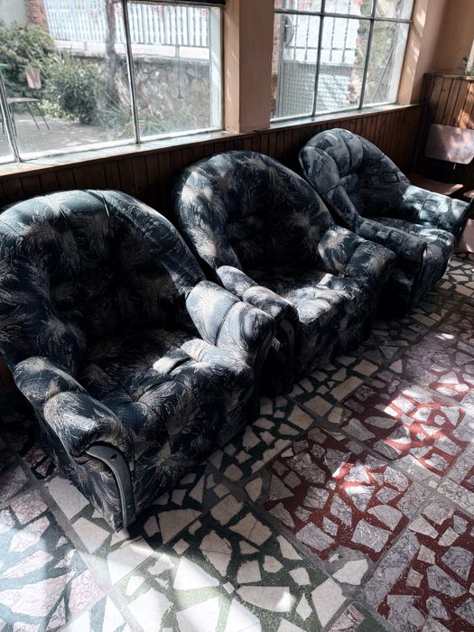 Запазени столове от холова гарнетура и малка секция