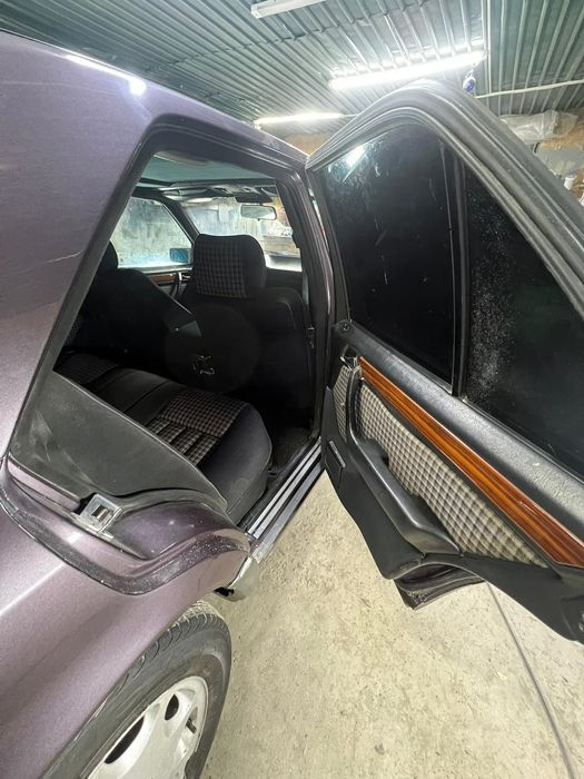 Мерседесс-220Е класс в хорошем состоянии