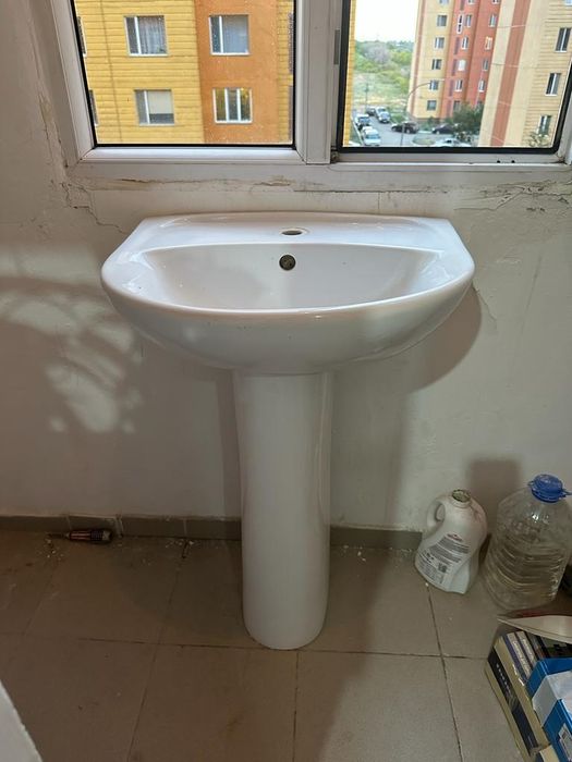 Раковина с пьедесталом в отличном состоянии 12.000