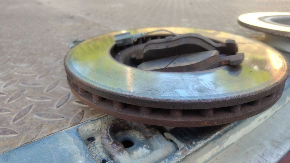 Продавам комплект дискове и накладки: 4 диска + 4 накладки