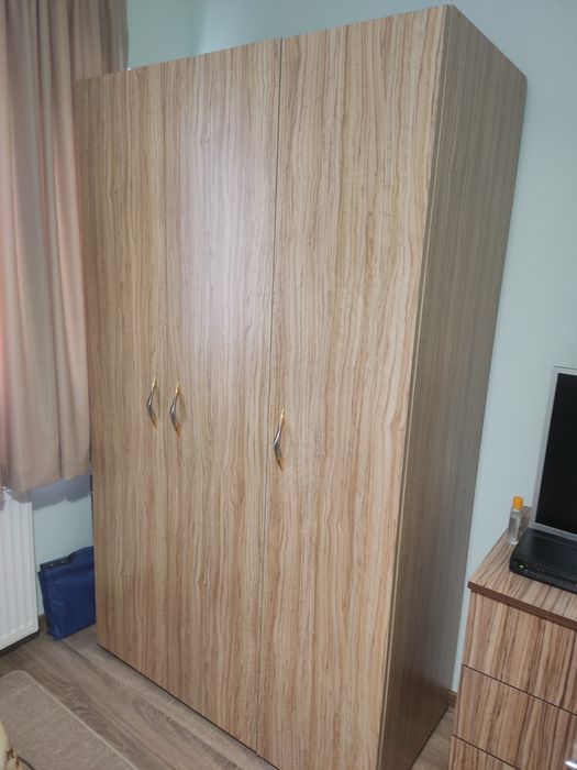 Трикрилен гардероб