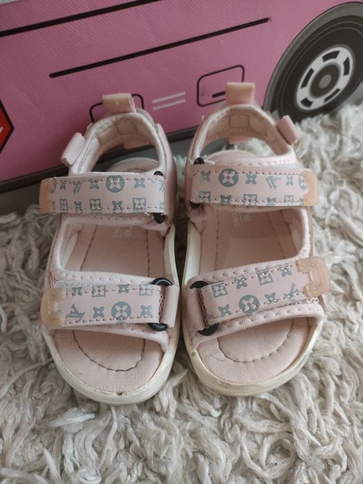 Сандалики на девочку.