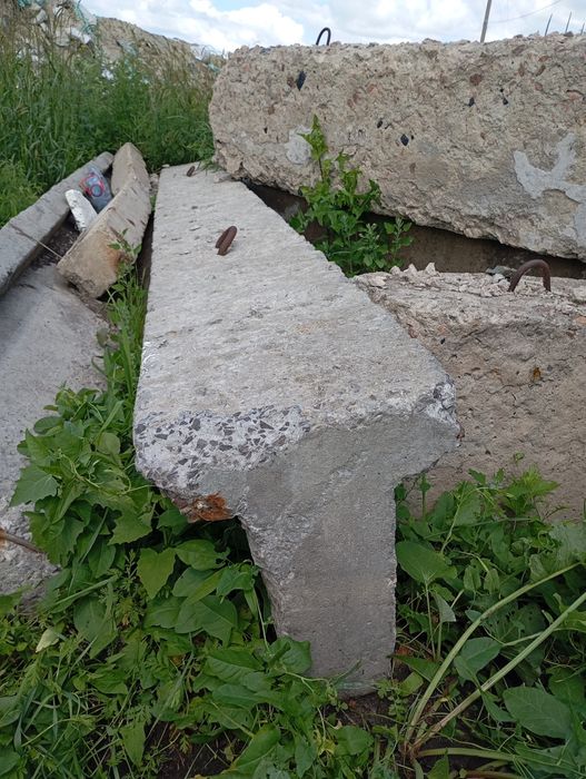 Продам бетонные  столбы, плиты, ригеля,.