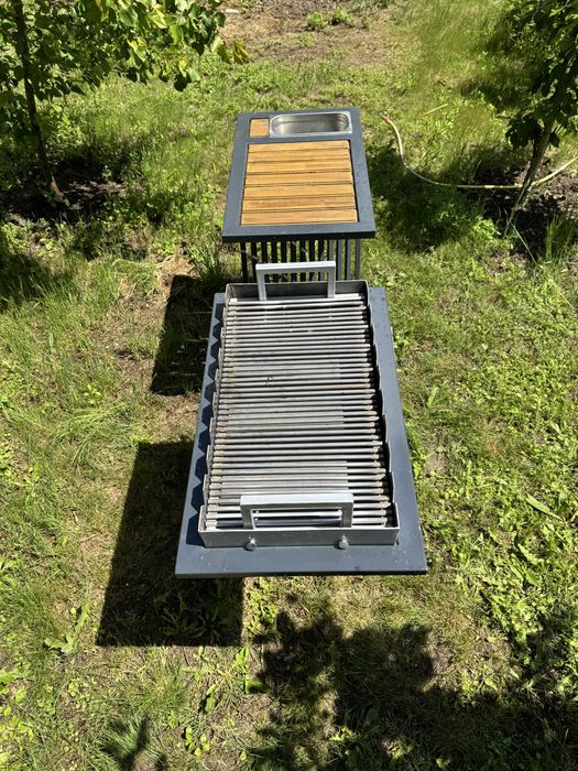 Gratar cu masa din lemn