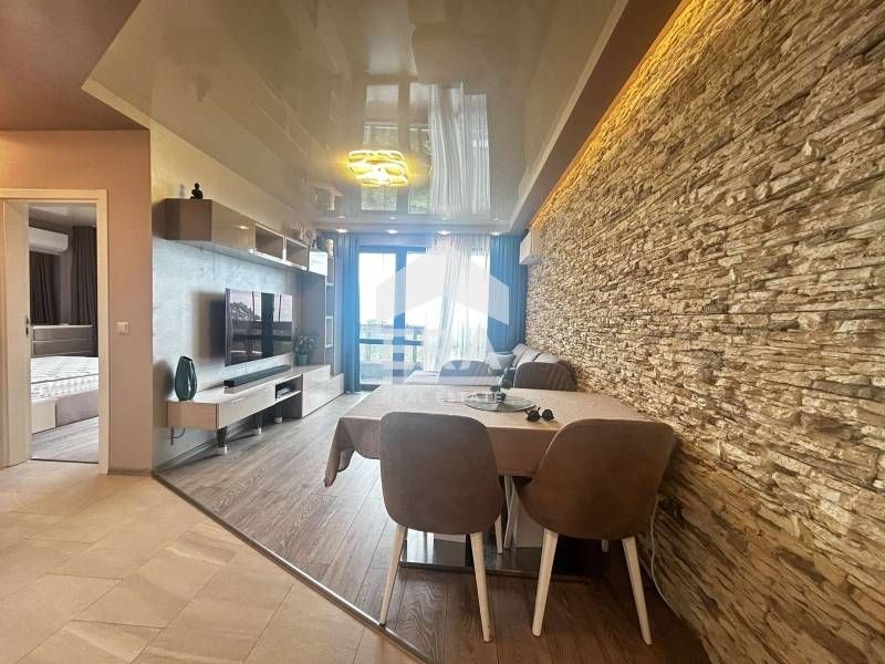 Тристаен, обзаведен, югоизточен апартамент за продажба, с морска панор