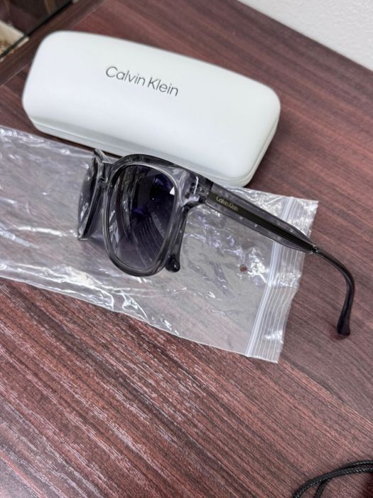 Очки Calvin Klein солнцезащитные.