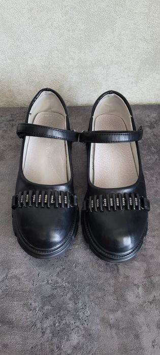 Продам туфли на девочку