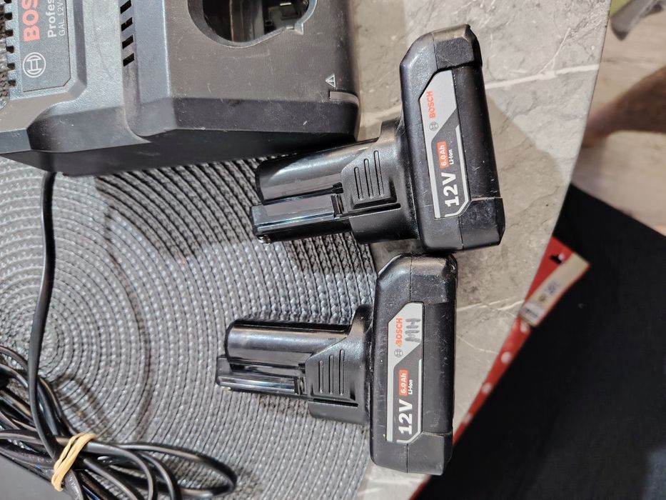 Încărcător Bosch și Milwakee 12 și 18V