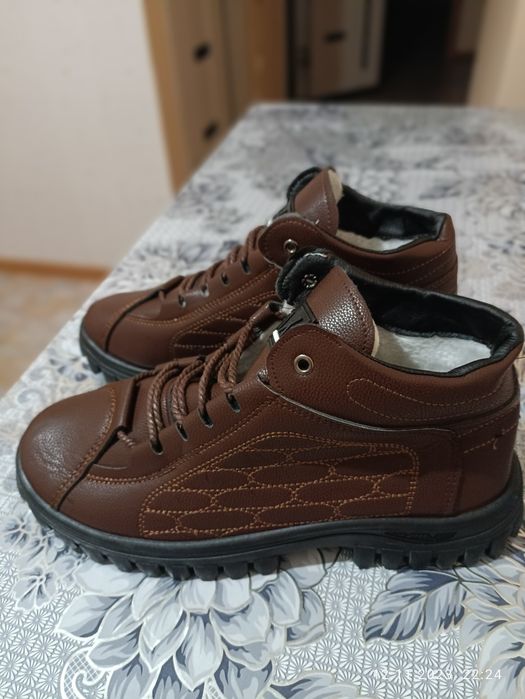 Продаю мужские ботинки.