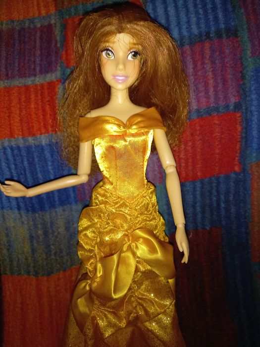 Кукли барби и няколко плюшени играчки