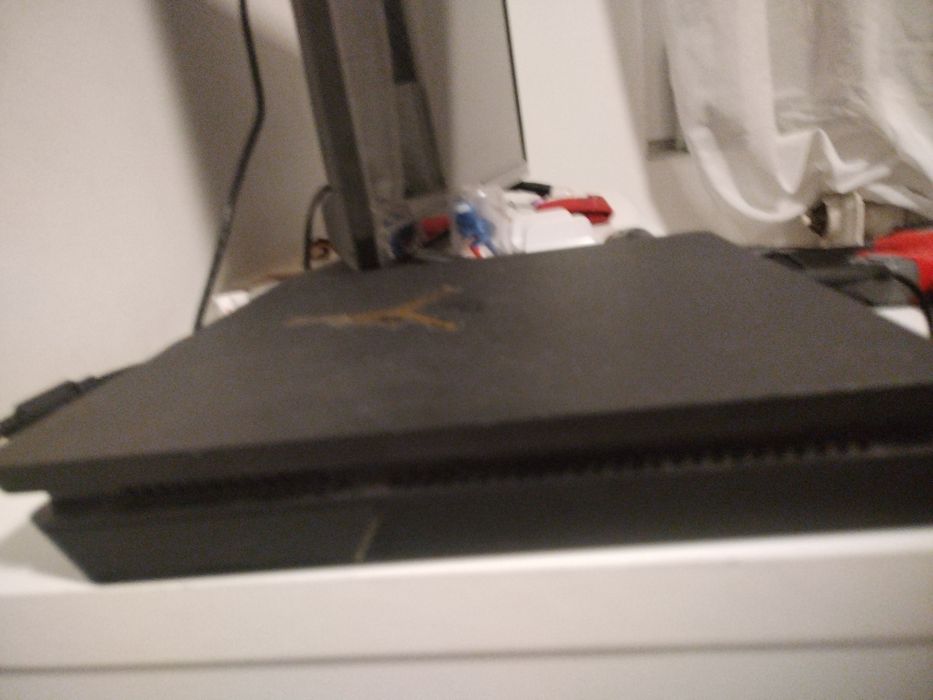 Ps4 slim cu 2 manete si 7 jocuri merge foarte bine