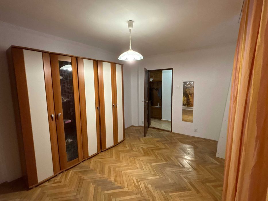 INCHIRIERE Apartament spațios cu 3 camere în zonă centrală