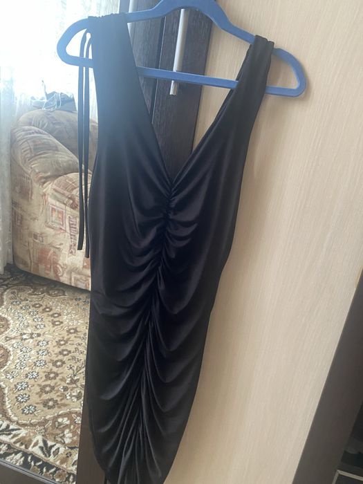 Черна средно дълга рокля