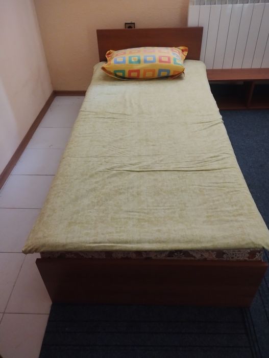 12 броя единично легло.