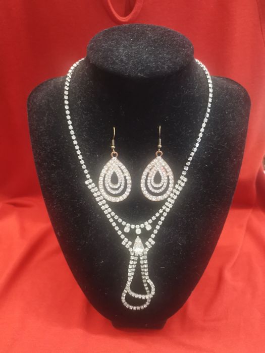 Дамски комплект с блестящи камъчета