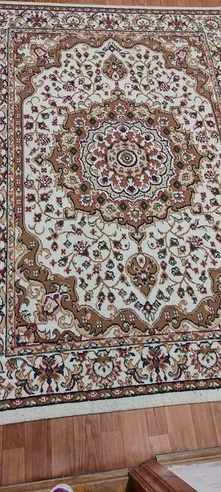 Ковёр бежевый небольшой.