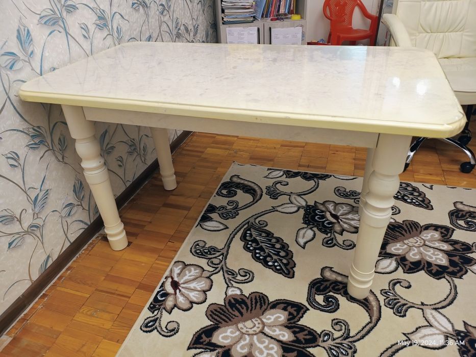 Продаётся стол почти что новый стол и хонтахта