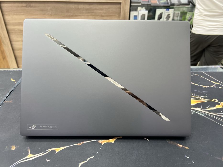 ASUS ROG Zephyrus G16 Ultra 9-285H