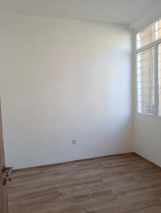 Четиристаен апартамент под наем в Център