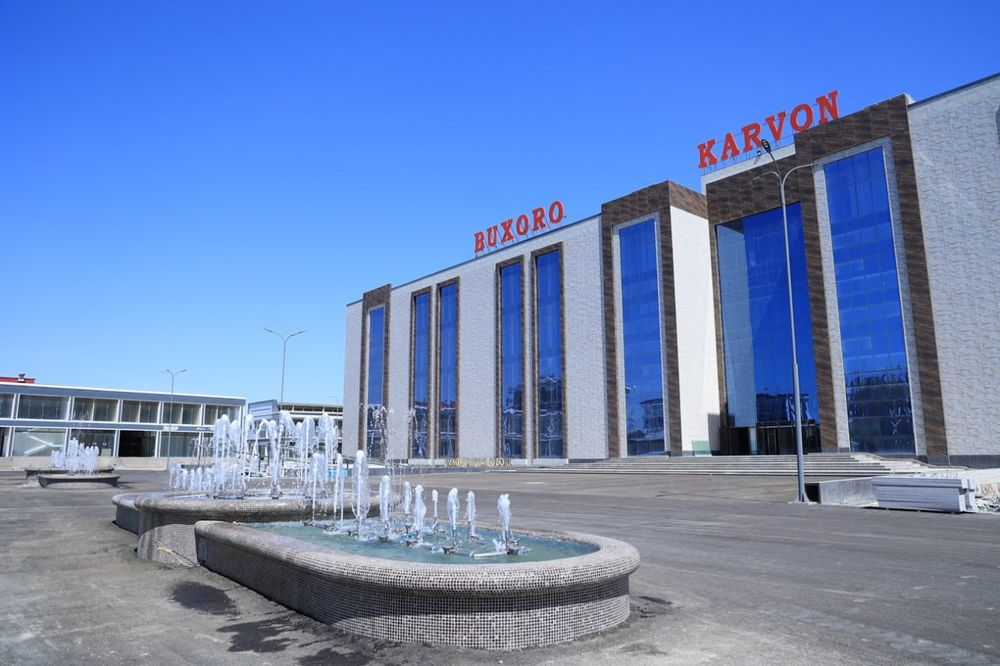 Карвон шопингда 2 та бир жойда дукон сотилади 1 этажта жойлашшан эшик