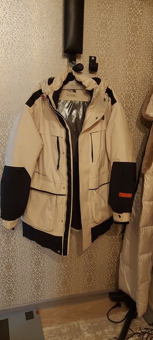 Пуховик бежевый с черным